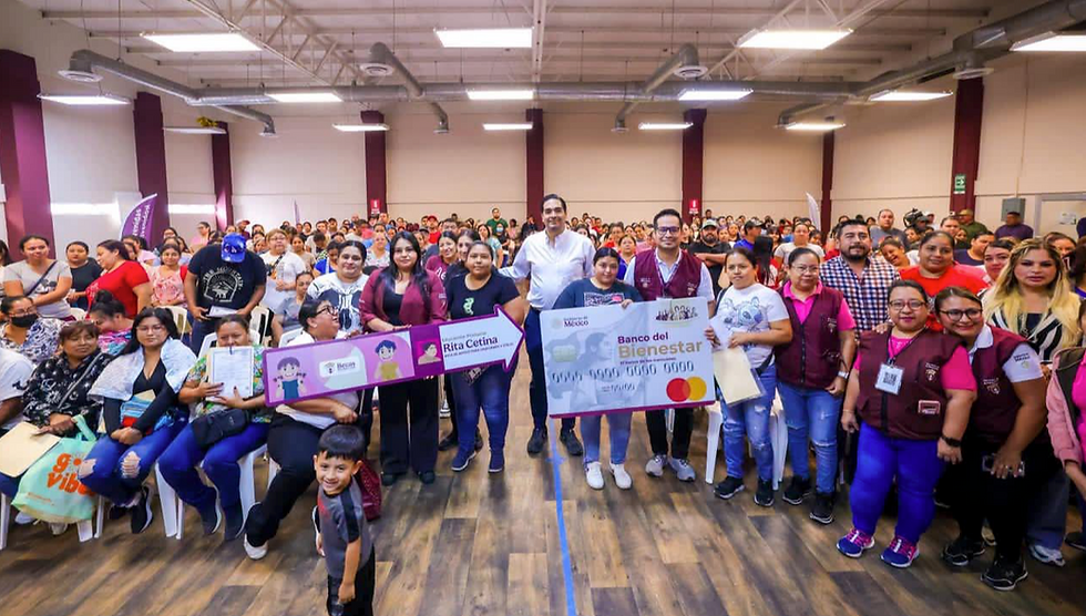 Entregó Carlos Peña Ortiz tarjetas de Beca Rita Cetina con Alexander Alan Bolaños Tinoco, Coordinador del Programa..