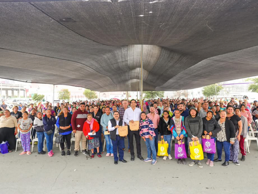 Entregó Alcalde Carlos Peña Ortiz paquetes de alimentos a familias necesitadas.