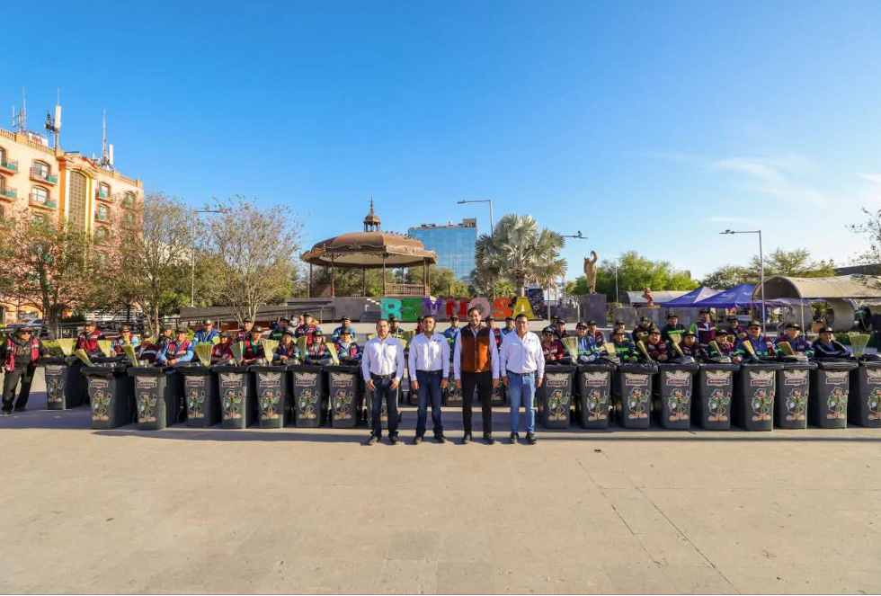 Fortalece Carlos Peña Ortiz equipamiento de trabajadores municipales El Alcalde Carlos Peña Ortiz entregó equipos de limpieza móviles a los trabajadores municipales que laboran en el primer cuadro..