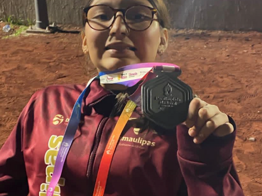 Paratleta reynosense logra medallas de plata en la Paralimpiada Nacional CONADE 2026El Alcalde Carlos Peña Ortiz felicitó con orgullo a la paratleta reynosense Zoe Jazmín Saucedo Dávila.