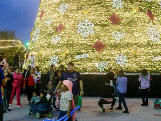 Disfrutan familias ambiente navideño de Reynosa con el Pino Más Alto y Pista de Patinaje.