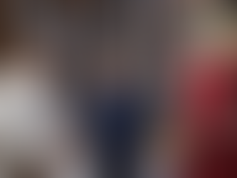 Artista oaxaqueño radicado en Matamoros regala una Catrina al alcalde en honor al Día de Muertos.