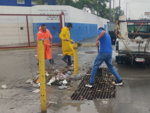 Atiende COMAPA limpieza de pluviales en distintos sectores de la ciudad.