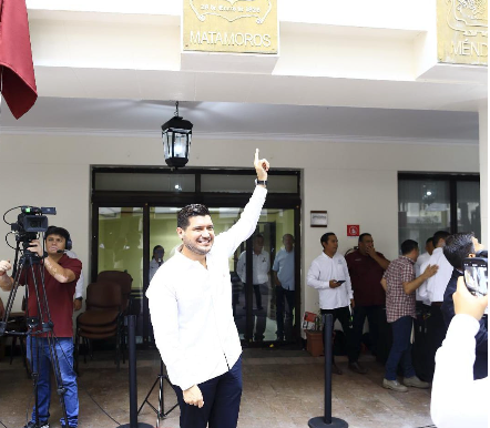 Alcalde de Matamoros acude a la develación de placa municipal en el Palacio de GobiernoCiudad Victoria, Tamaulipas.