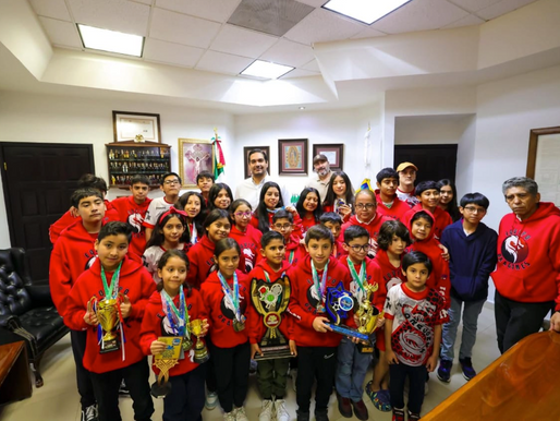 Reconocen nadadores apoyo del Presidente Carlos Peña Ortiz en su preparación y competencias El Equipo de Natación Dragones, del Instituto Municipal del Deporte, visitó al Presidente Municipal..