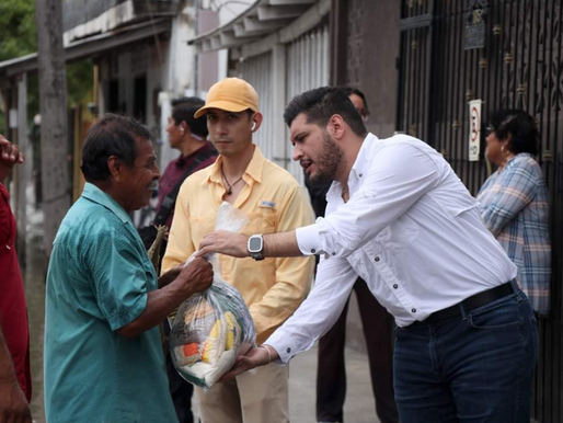 Alberto Granados lleva apoyos alimenticios a familias afectadas por las lluvias.