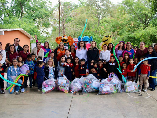 Entrega UAT juguetes a niñas y niños con la jornada “Alegrando Corazones”.