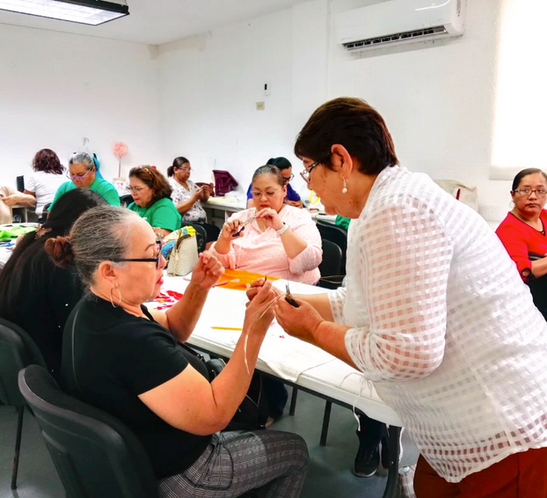 Capacita Gobierno de Reynosa a mujeres emprendedoras en el IMMEl Gobierno de Carlos Peña Ortiz llevó a cabo con éxito los Talleres de Tejido “Camino para Mesa” y Alambrismo "Pulsera de Cristales"..