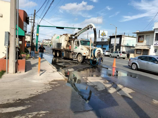 Limpieza continúa en alcantarillas y desagües en Matamoros por instrucciones del alcalde Alberto Granados.