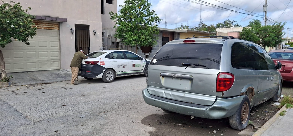 Coloca Dirección de Medio Ambiente avisos en vehículos en desuso..