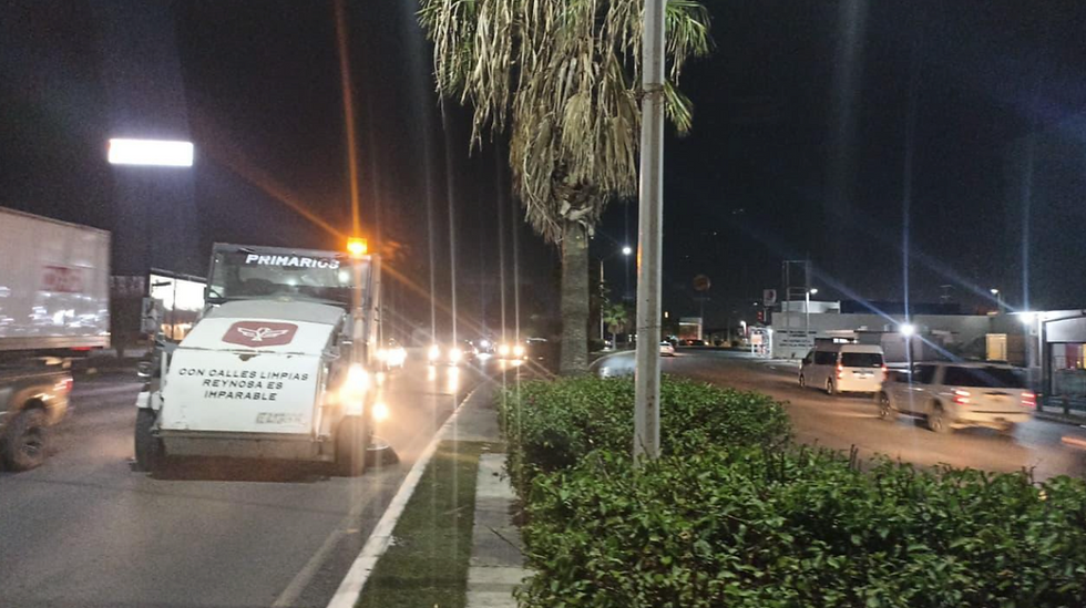 Mejora trabajo nocturno de Servicios Públicos vialidades de Reynosa Como parte del trabajo permanente que impulsa el Alcalde Carlos Peña Ortiz para mantener una ciudad más limpia y ordenada..