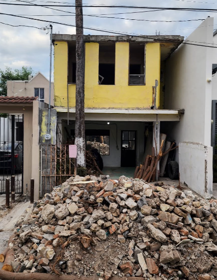 Previene Medio Ambiente obstrucción de la vía pública y anuncia sanciones La Unidad de Vigilancia Ambiental del Gobierno Municipal de Reynosa atendió una situación en la colonia Longoria.