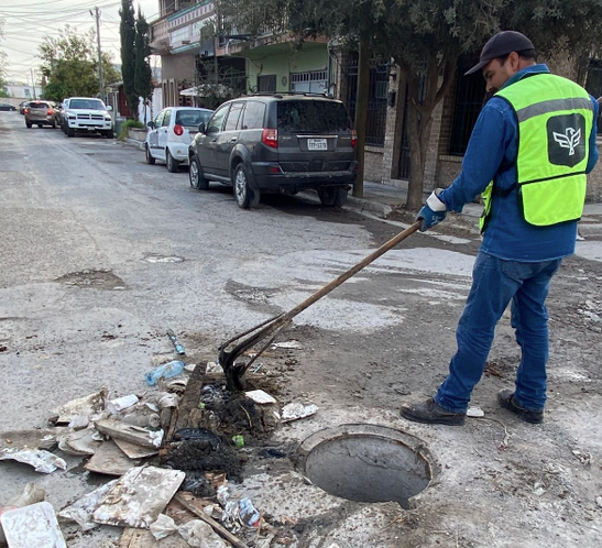 Atendió COMAPA limpieza de pozos de visita en Fuentes Sección Lomas.