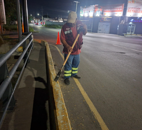 Avanza manteniendo urbano de Reynosa mediante trabajo nocturno del Municipio..