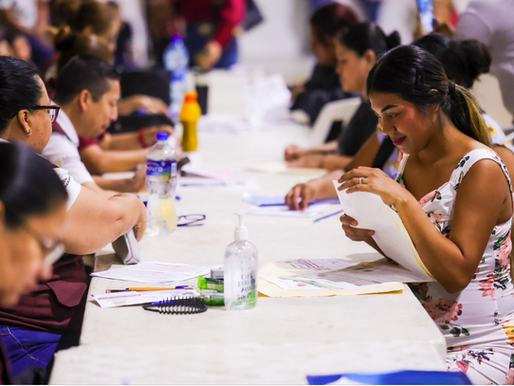 Recibieron padres de familia Tarjetas de Becas Rita Cetina en el Auditorio Municipal..