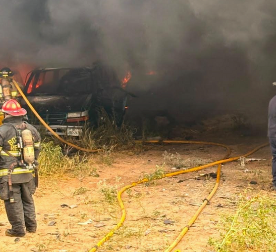 Atendió Protección Civil y Bomberos incendio en corralón de vehículos El Alcalde Carlos Peña Ortiz instruyó a Protección Civil y Bomberos; a Tránsito y Vialidad; Servicios Públicos, y Medio Ambiente..