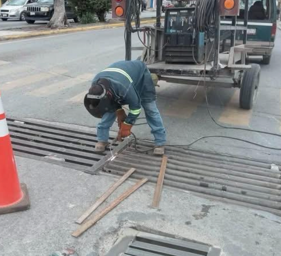 Reparó Servicios Públicos rejilla pluvial en bulevar Hidalgo La Secretaría de Servicios Públicos, a cargo del Secretario José Antonio Chávez Herrera, reparó las rejillas pluviales..
