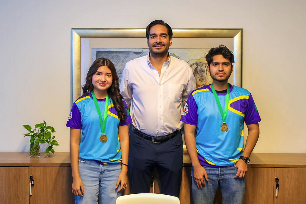 Valora e impulsa Carlos Peña Ortiz el talento científico de la niñez reynosense El Presidente Carlos Peña Ortiz, recibió a los estudiantes Bryan Omar de la Torre Jara y América de la Torre Jara..