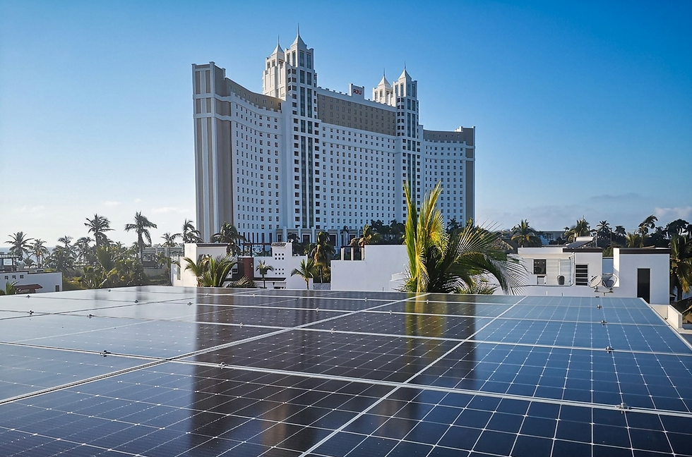 Paneles solares en azotea con hotel RIU al fondo en Mazatlán