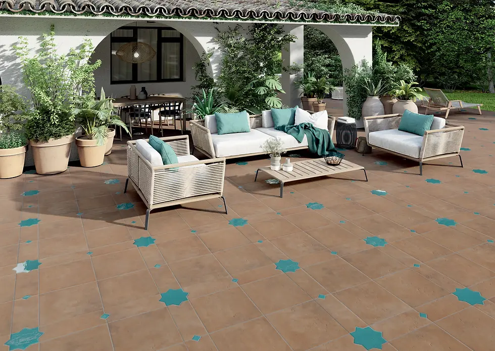 NATUCER Argileテラコッタ調タイルを使用した床面のイメージ。星形・十字形のデコールピースが幾何学パターンを描く施工例