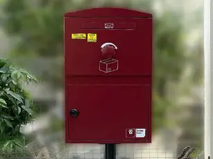 植栽に映えるボルドー。英国デザインの宅配ボックスで玄関を華やかに。