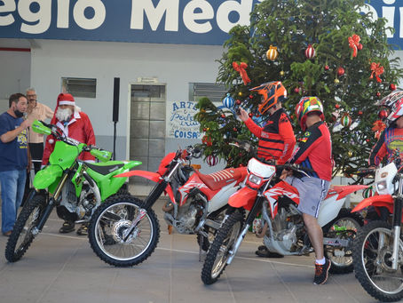 Trilheiros do Império recolhem presentes doados pelos alunos