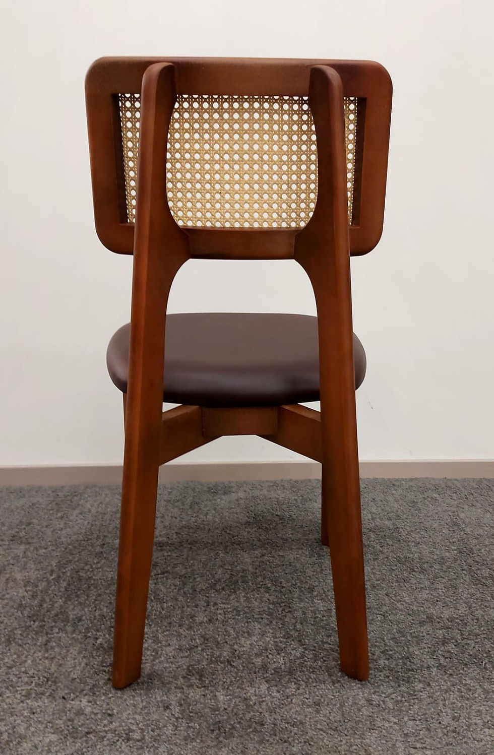 Miniatura: LOMA Ratan kėdė LOMA – stilinga ir funkcionali kėdė, kuri sujungia natūralų grožį ir meistriškumą. Rankų darbo atlošas, pagam