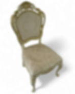 Klasikinė kėdė Sofia su raižytu atlošu ir išlenktomis kojomis – elegantiškas ir patogus sprendimas išskirtiniam interjerui.