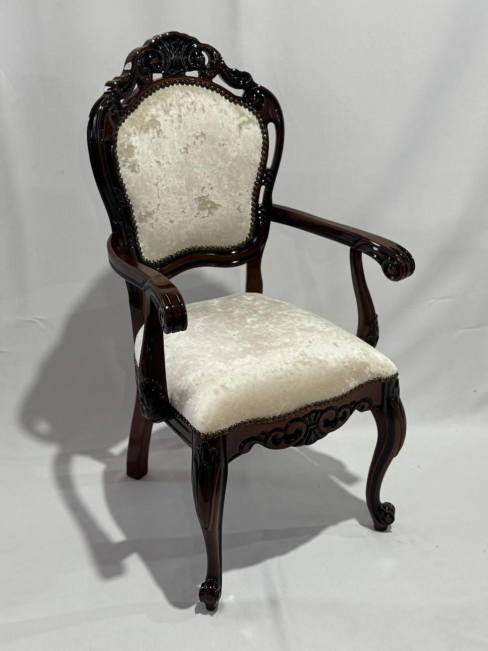 Миниатюра: Kėdė Sofia Arms – klasikinė su porankiais, tamsaus medžio raižytas rėmas ir šviesus aksomas – stilingam ir patogiam interjeru