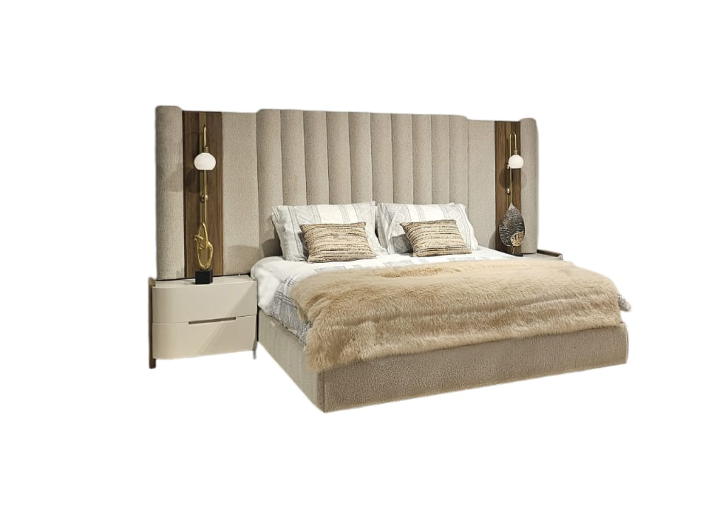 Meta aprašymas: PAGA – prabangus miegamojo lovos komplektas su aukštu galvūgaliu, integruotu apšvietimu ir dviem naktiniais s