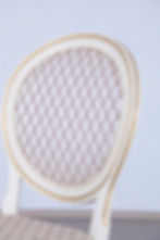 Kėdė Venice – balta su aukso akcentais, apvalus atlošas ir raštuotas audinys. Klasikinis stilius Jūsų išskirtinei erdvei.