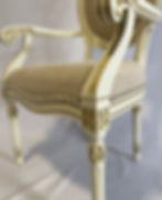 Marsel Arms – klasikinė kėdė su porankiais, mediniu rėmu ir veliūro apmušalu. Komfortas ir elegancija Jūsų interjerui.