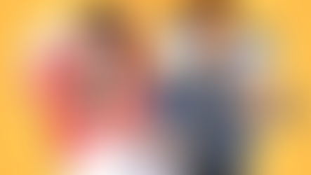 Ilustração de duas pessoas simulando estar dentro de molduras de posts de redes sociais. À esquerda, uma mulher sorrindo e fazendo um gesto com a mão; à direita, um homem com fones de ouvido mostrando um gesto de positivo. O fundo é amarelo e enfatiza o tema de interação digital e redes sociais