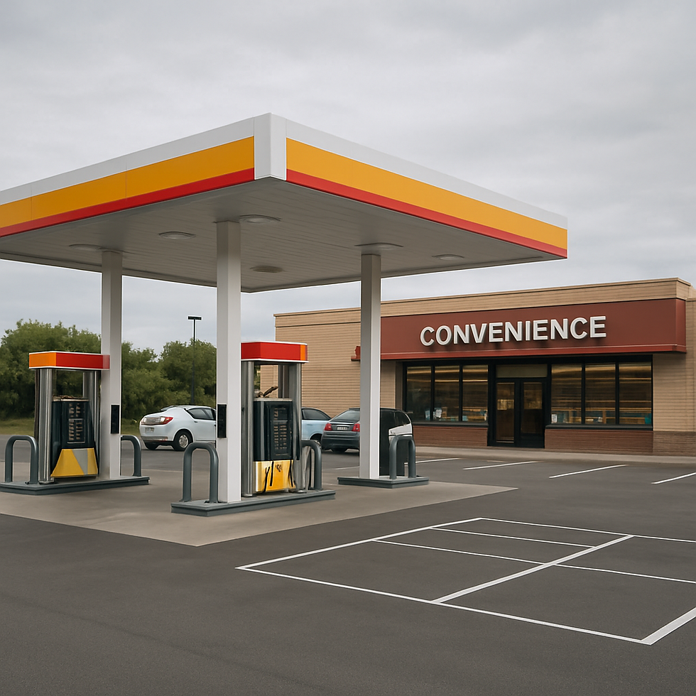 Um posto de gasolina durante o dia, com arquitetura contemporânea em tons de branco e cinza. O posto possui múltiplas bombas de combustível sob uma cobertura ampla, uma loja de conveniência com grandes janelas de vidro e fachada iluminada, e um estacionamento pavimentado com várias vagas demarcadas. Carros estão estacionados próximos à loja, há vegetação paisagística ao redor, e o céu azul com nuvens brancas completa a cena.