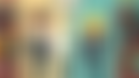 Ilustração conceitual dividida entre direito e engenharia, mostrando dois profissionais em ternos - um homem segurando documentos e uma mulher com capacete e laptop - sobre um livro aberto com balança da justiça, engrenagem, pena e espada, com estantes de livros, relógio e texto '24/7' ao fundo