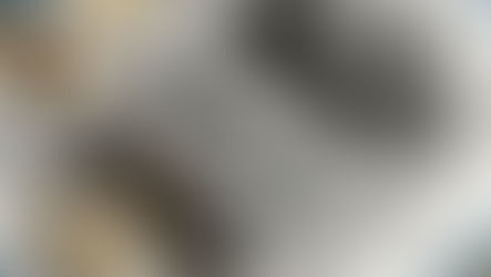 Ilustração representando um conjunto de prédios cinzas em formato de maquete arquitetônica. No canto inferior esquerdo aparecem elementos sobrepostos, como uma balança de justiça dourada e um cadeado dourado, sugerindo uma conexão entre estruturas urbanas, segurança e regulamentação jurídica