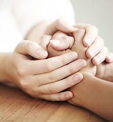 tomados de la mano