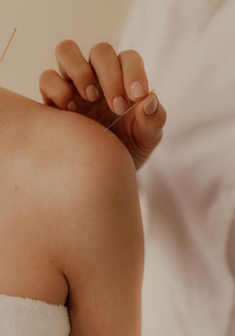 Sports physiotherapist in Southwark London treating knee injury