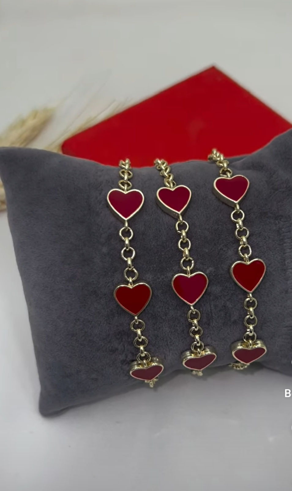 Kırmızı kalpli bileklik 