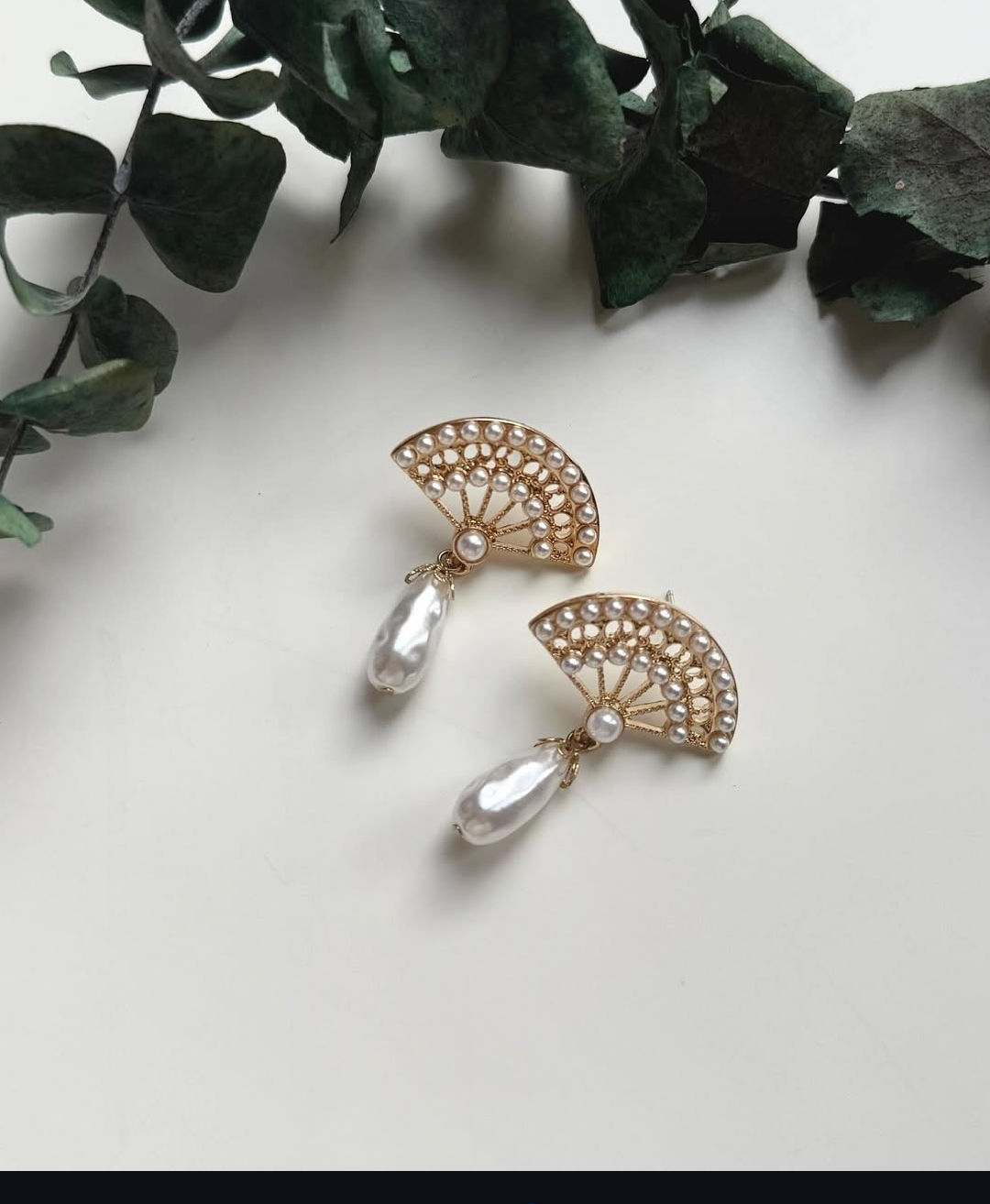 İnci detaylı marka küpe 