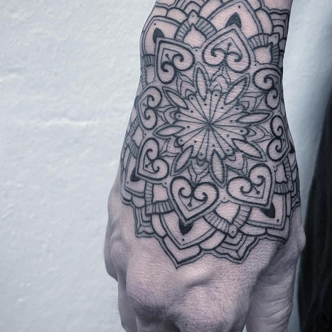 Hand mit Mandala-Tattoo