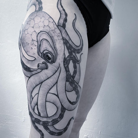 Tintenfischtattoo auf Oberschenkel