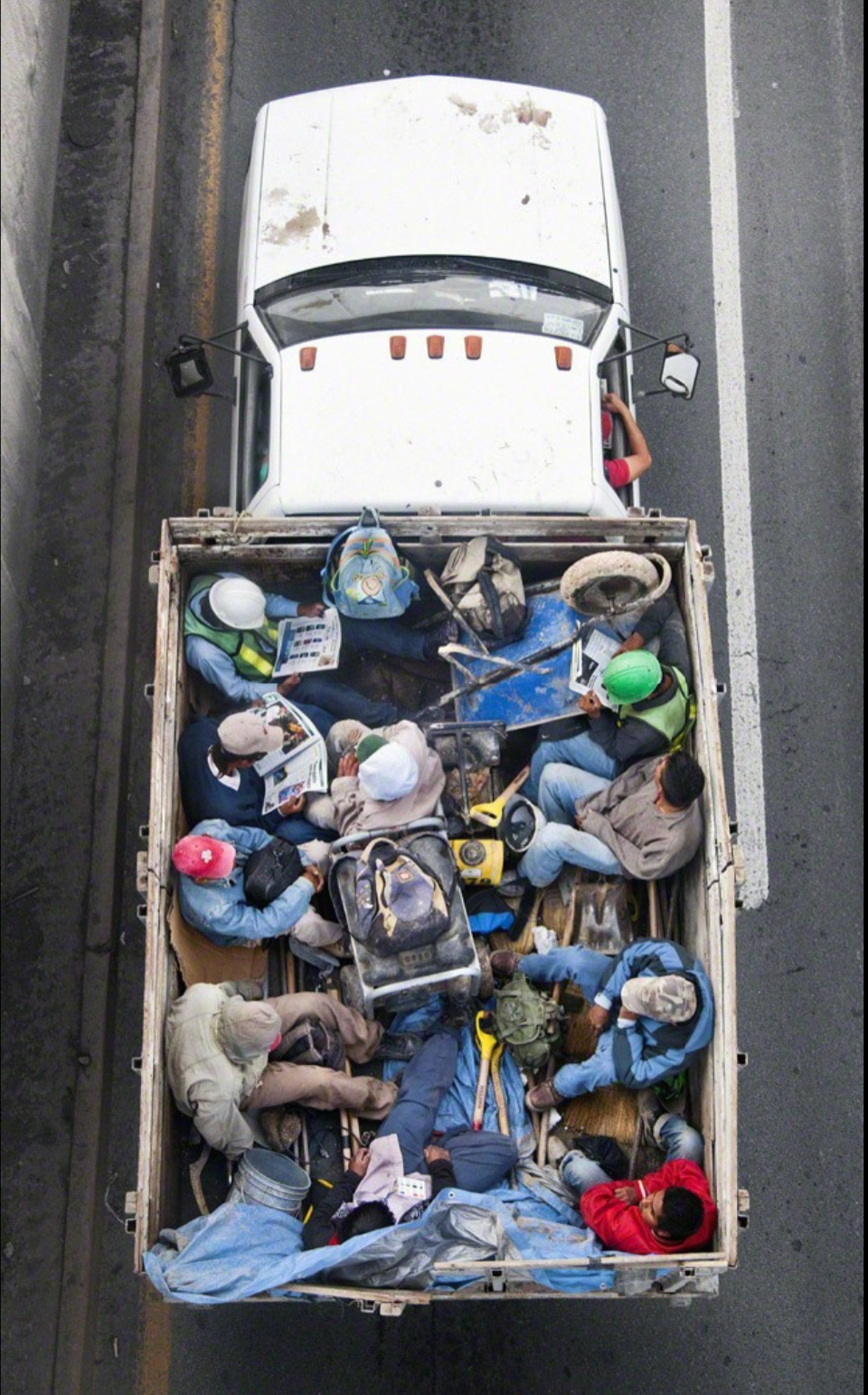 Alejandro Cartagena - Carpooler #50, 2011 - Impresión pigmentada de archivo - 50,8 × 31,2 cm (20 × 12 3/10 pulgadas)