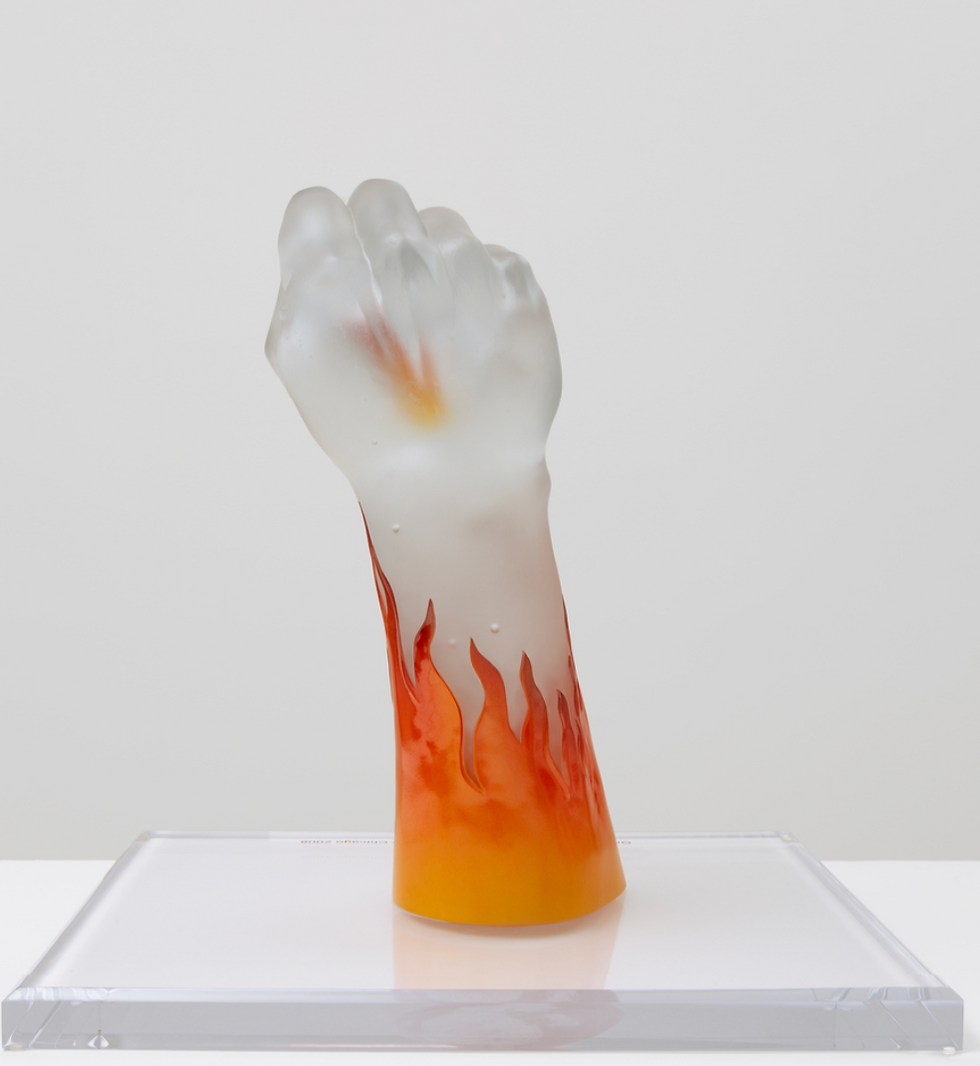Judy Chicago Puño flama 2008 Vidrio pintado en molde 21.75 × 24 × 21 cm