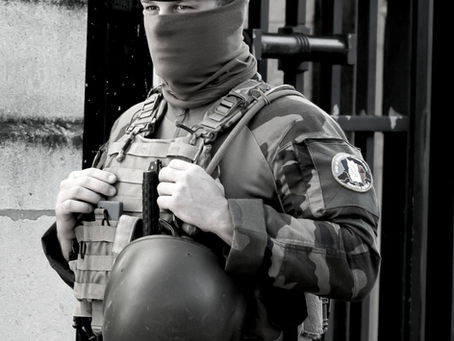 Militaire en posture statique de garde illustrant les contraintes physiques du test Killy à l’armée