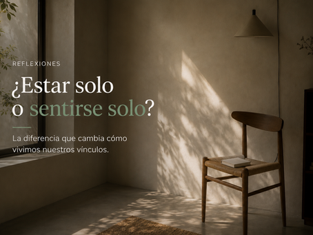 Rincón interior con una silla vacía junto a una ventana, como imagen simbólica de la diferencia entre estar solo y sentirse solo.