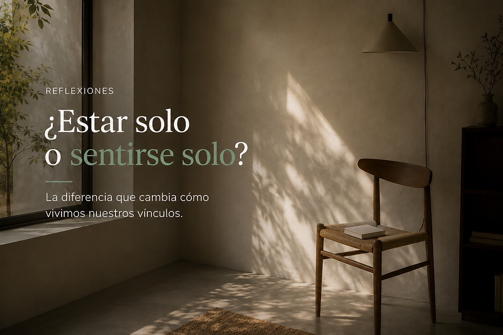Rincón interior con una silla vacía junto a una ventana, como imagen simbólica de la diferencia entre estar solo y sentirse solo.