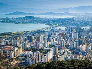 Projeto quer transformar em crime atuar sem registro no mercado imobiliárioe Santa Catarina mostra por quê