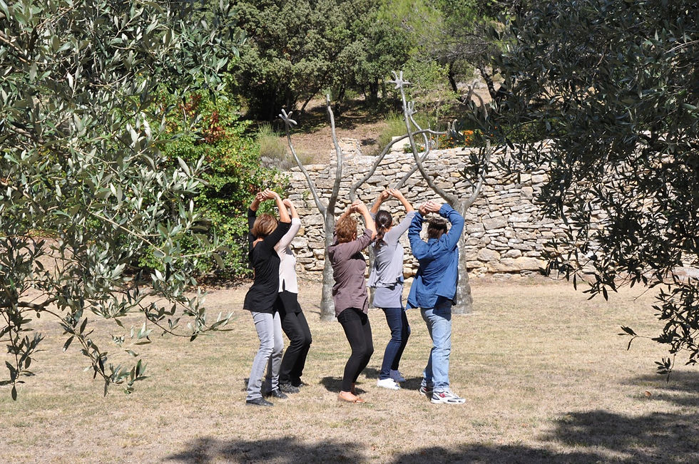 composition devant une oeuvre de Michel RICO