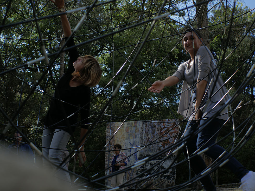 Anne-Marie et Myriam dans une oeuvre de Jean-François AUBER et devant un tableau de Florence GOSSET